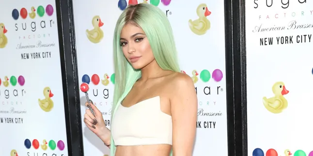 Pakai Baju Super Ketat, Kylie Jenner Siap Bikin Kamu Lupa Diri