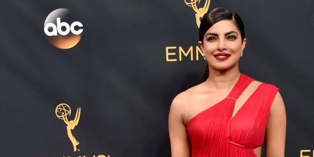 Pakai Baju Tak Sensitif Pada Pengungsi, Priyanka Dikecam Netizen Pakai Baju Tak Sensitif Pada Pengungsi, Priyanka Dikecam Netizen