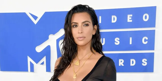 Pakai Baju Transparan, Bagian Pribadi Kim Kardashian Kelihatan