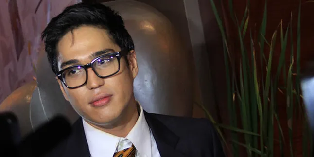 Pakai Batik Ala Marcell Chandrawinata