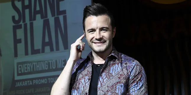 Pakai Batik, Shane Filan Ditawari Gado-Gado