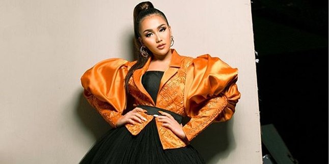 Using This Item, Ayu Ting Ting Seeks Protection From Evil Eyes