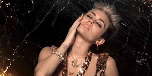 Pakai Bikini Beruang, Miley Cyrus Tampil Seksi di VMA 2013