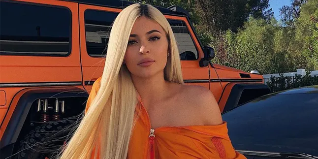 Pakai Bikini, Kylie Jenner Duduk di Pangkuan Travis Scott