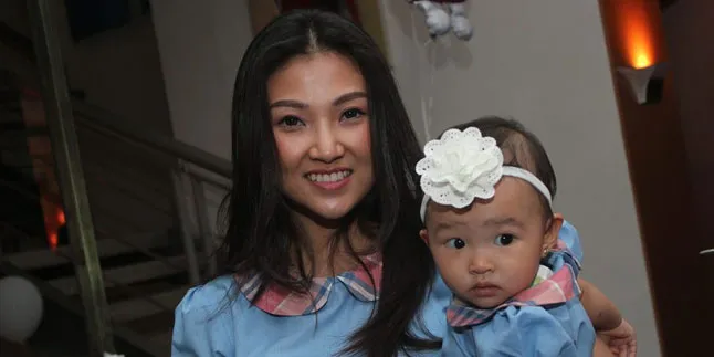Pakai Bikini, Putri Ruben Onsu & Sarwendah Lucu Menggemaskan