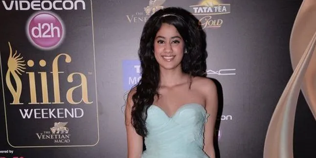 Pakai Blouse Semi Transparan, Jhanvi Kapoor Cantik di Pesta Karan
