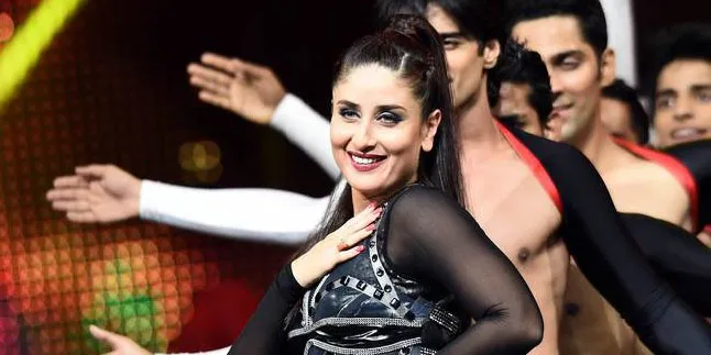 Pakai Celana Cut Bray dan Blouse Putih, Kareena Masih Memukau?