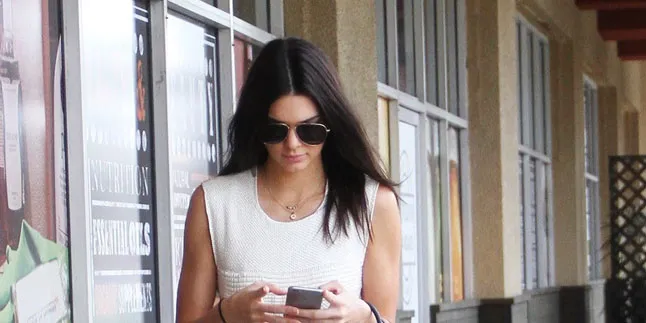 Pakai Celana Gemes, Kendall Jenner Pamer Kaki Jenjang Menggoda