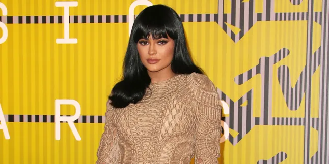 Pakai Celana Robek, Bagian Pribadi Kylie Jenner Jadi Tontonan Pakai Celana Robek, Bagian Pribadi Kylie Jenner Jadi Tontonan