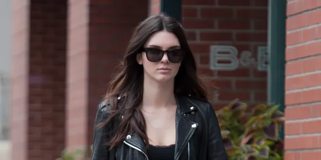 Pakai Celana Super Ketat, Kendall Jenner Tampil Seksi Menggiurkan Pakai Celana Super Ketat, Kendall Jenner Tampil Seksi Menggiurkan