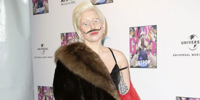 Pakai Celana Super Pendek, Lady Gaga Coba Pamer ...