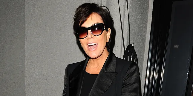 Pakai Cincin Berlian di Jari Manis, Kris Jenner Sudah Tunangan Dengan Corey Gamble? Pakai Cincin Berlian di Jari Manis, Kris Jenner Sudah Tunangan Dengan Corey Gamble?