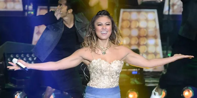 Pakai Cincin di Jari Manis, Agnes Monica Bantah Sudah Tunangan Pakai Cincin di Jari Manis, Agnes Monica Bantah Sudah Tunangan