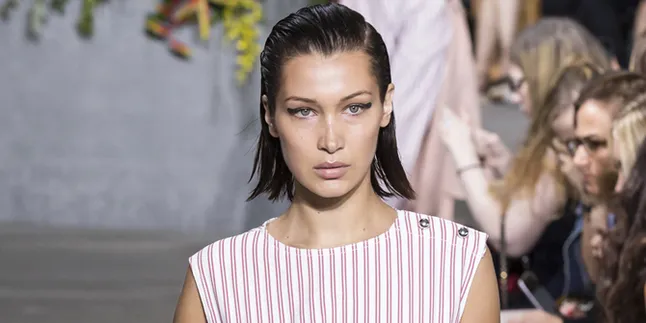 Pakai Crop Top, Abs Seksi Bella Hadid Bikin Cewek Pada Minder