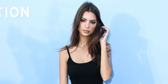 Pakai Crop Top, Emily Ratajkowski Pamer Abs Killer di Instagram