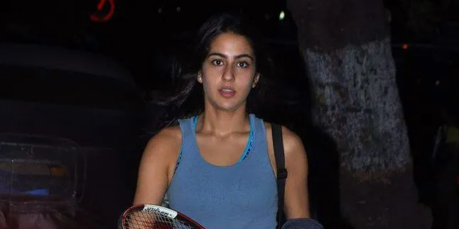 Pakai Crop Top Pamer Killer Abs, Anak Tiri Kareena Super Hot Pakai Crop Top Pamer Killer Abs, Anak Tiri Kareena Super Hot