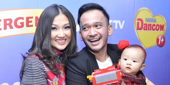 Pakai Daster, Seperti Ini Saat Sarwendah Menyuapi Thalia