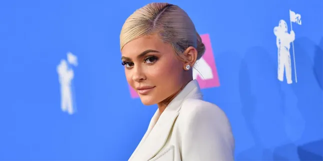 Pakai Dress Ketat, Kylie Jenner Pamer Body Killer Usai Melahirkan Pakai Dress Ketat, Kylie Jenner Pamer Body Killer Usai Melahirkan