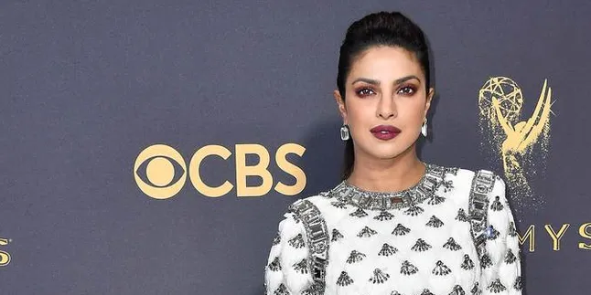 Pakai Dress Merah Hot Pamer Cleavage, Priyanka Chopra Cari Pasangan Valentine Pakai Dress Merah Hot Pamer Cleavage, Priyanka Chopra Cari Pasangan Valentine