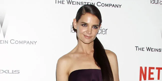 Pakai Dress Mini Super Ketat, Aset Pribadi Katie Holmes Kelihatan Pakai Dress Mini Super Ketat, Aset Pribadi Katie Holmes Kelihatan