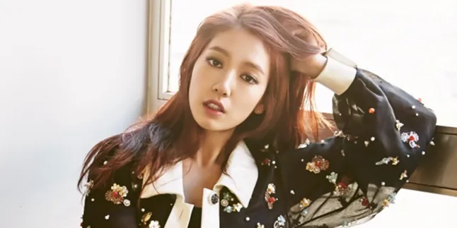 Pakai Dress Musim Gugur di New York, Park Shin Hye Tampil Unik dan Cantik