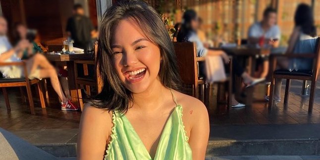 Wearing Almost Open Front and Back Dress, Shafa Harris Makes Netizens Excited