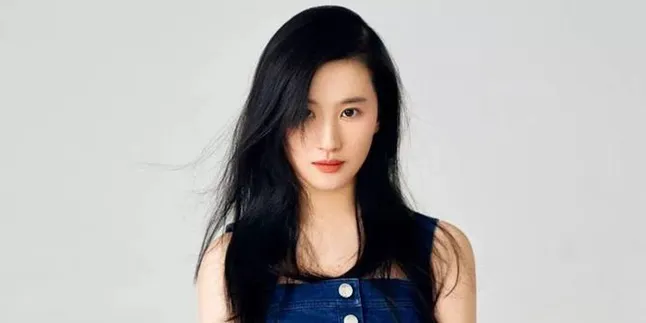 Pakai Dress Pamer Punggung, Liu Yifei Jadi Trending Nomor 1 di China