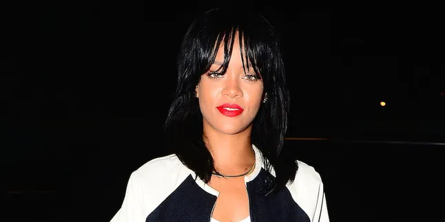 Pakai Dress Pink Mekar, Rihanna Gagal Jadi Barbie!