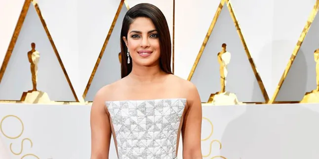 Pakai Dress Tunjukkan Kaki di Depan PM India, Priyanka Dicaci Pakai Dress Tunjukkan Kaki di Depan PM India, Priyanka Dicaci