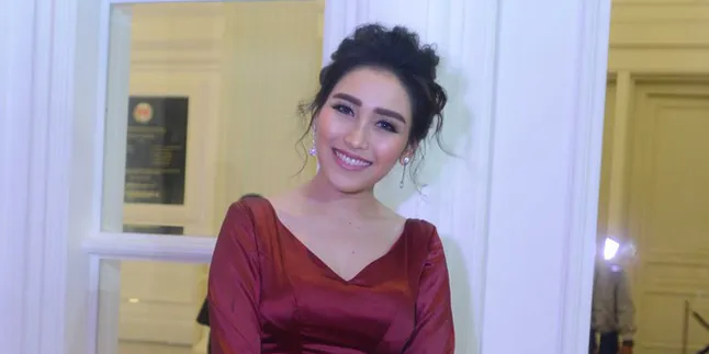 Pakai Gaun Backless ke Resepsi Baim Wong, Ayu Ting Ting Minta Doa Dapat Jodoh