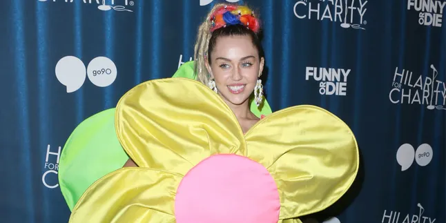 Pakai Gaun Cinderella, Inikah Kostum Halloween Miley Cyrus?