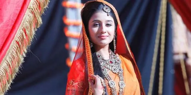 Pakai Gaun Eropa di 'Jodha Akbar', Paridhi Sharma Kurang Nyaman
