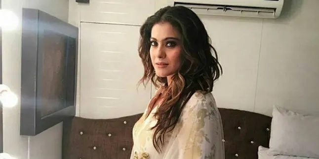 Pakai Gaun Hitam Dandan Gothic, Kajol Jadi Makin Cantik Atau...? Pakai Gaun Hitam Dandan Gothic, Kajol Jadi Makin Cantik Atau...?