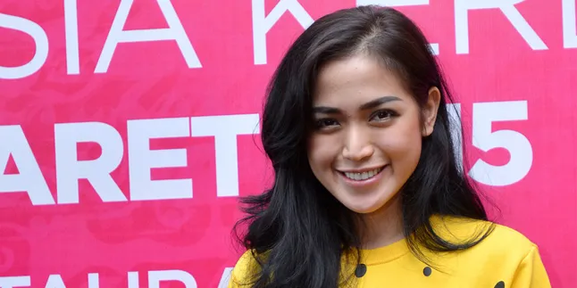 Pakai Gaun Merah, Jessica Iskandar Dibilang Mirip Selena Gomez