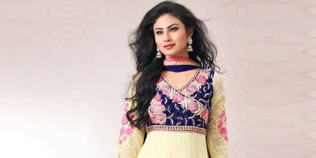 Pakai Gaun Merah Merona, Mouni Roy Pamer Paha dan Punggung Mulus