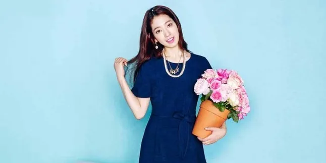 Pakai Gaun Pengantin Vintage, Park Shin Hye Secantik Dewi