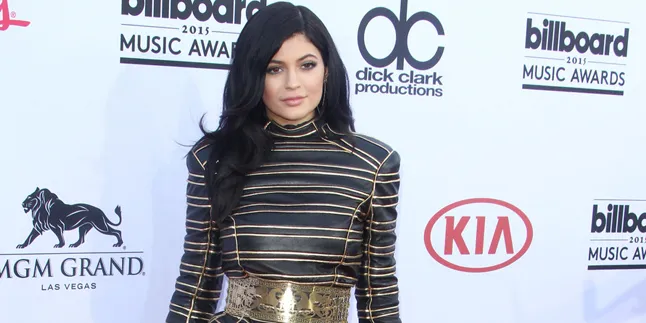 Pakai Gaun Transparan, Kylie Jenner Saingi Kim Kardashian