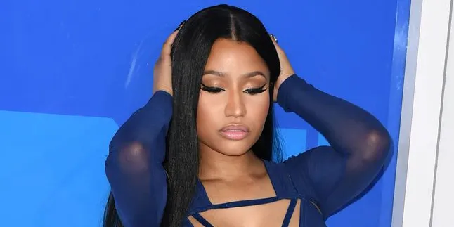 Pakai Gaun Transparan, Nicki Minaj Kesulitan Jalan di Red Carpet Pakai Gaun Transparan, Nicki Minaj Kesulitan Jalan di Red Carpet