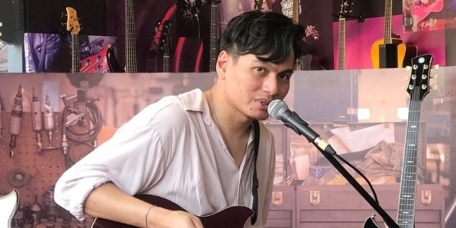 Using a New Guitar, Rendy Pandugo Provides a Special Performance at the Java Jazz Festival 2022