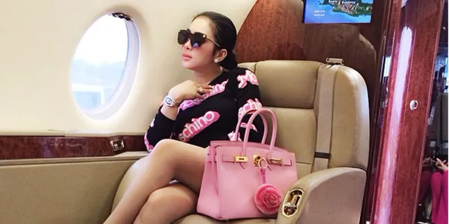Pakai Kaca Mata Emas, Syahrini Naik Jet Pribadi Keliling Amerika! Pakai Kaca Mata Emas, Syahrini Naik Jet Pribadi Keliling Amerika!