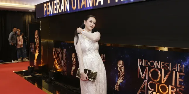 Pakai Kebaya Bali, Aura Kasih Tampak Kalem & Segar