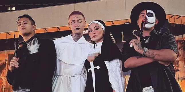 Pakai Kostum Biarawati Seksi, Agnez Mo Tuai Banyak Kritikan Dari Netizen - Disebut Tidak Pantas