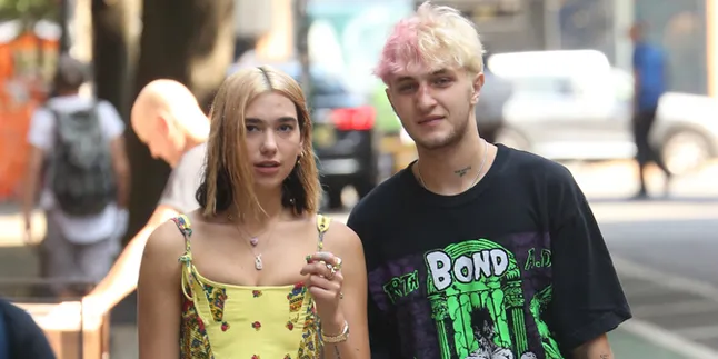 Pakai Kuteks Warna-Warni, Anwar Hadid Kembaran Sama Dua Lipa