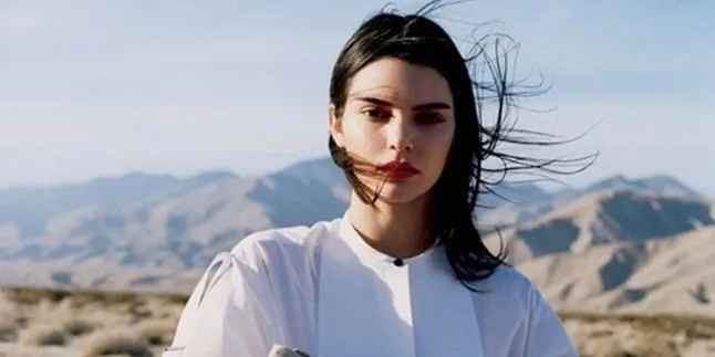 Pakai Lipstick Merah, Kendall Jenner Pamerkan Pose Ala Supermodel