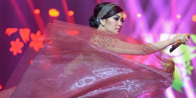 Pakai Mahkota Seberat 10 Kilo, Syahrini Mengeluh Pusing
