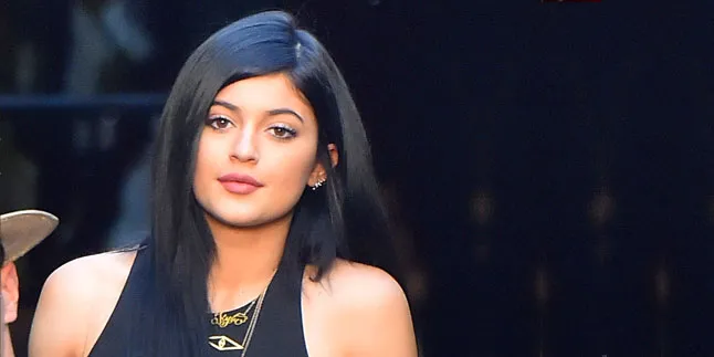 Pakai Make Up Tipis, Kylie Jenner Tak Lagi Boros Usia Pakai Make Up Tipis, Kylie Jenner Tak Lagi Boros Usia