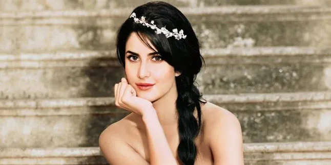 Pakai Mini Dress Dipadu Heels Merah, Katrina Kaif Melambai Genit Pakai Mini Dress Dipadu Heels Merah, Katrina Kaif Melambai Genit