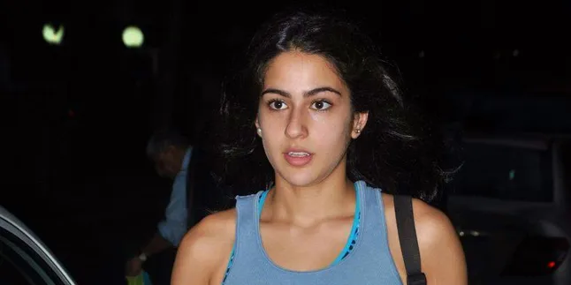 Pakai Mini Dress Monokrom, Sara Ali Khan Makin Segar Bercahaya