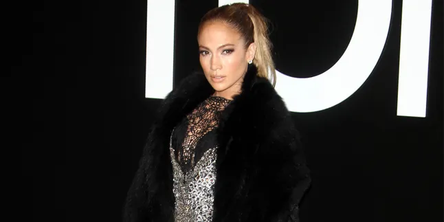 Pakai Mini Dress Super Pendek, Jennifer Lopez Makin Seksi