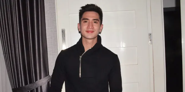 Pakai Outfit Kembar Saat Lebaran, Verrell Bramasta Akui Tak Ada Persiapan